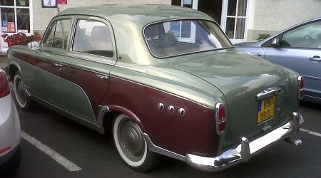 Voiture de collection « Peugeot 403 bi-ton »