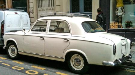 Voiture de collection « Peugeot 403 avec galerie »