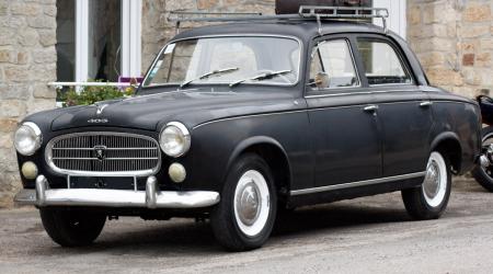 Voiture de collection « Peugeot 403 noire »