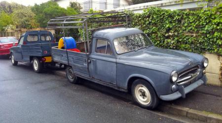 Voiture de collection « Peugeot 403 pick-up vue de 3/4 avant droit »