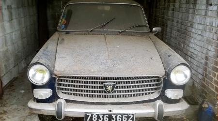 Voiture de collection « Peugeot 404 « Sortie de grange » »