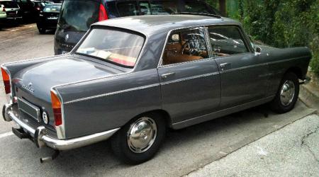 Voiture de collection « Peugeot 404 grise »