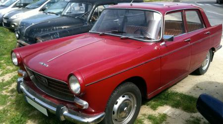 Voiture de collection « Peugeot 404 bordeaux »