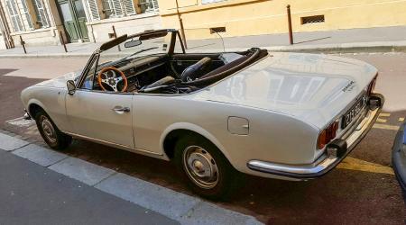 Voiture de collection « Peugeot 504 Cabriolet »