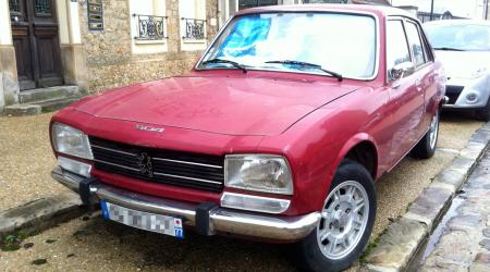 Voiture de collection « Peugeot 504 Ti Automatique vue de l'avant »