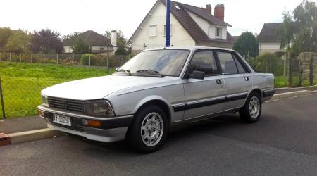 Voiture de collection « Peugeot 505 GTI Turbo grise »