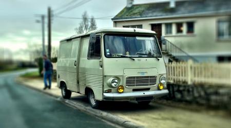 Voiture de collection « Peugeot J7 »