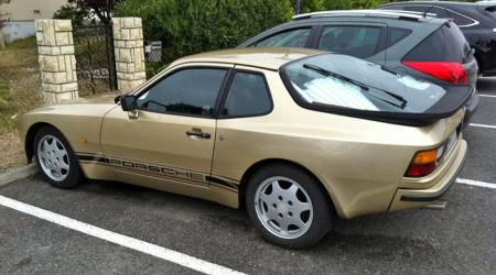 Voiture de collection « Porsche 944 dorée »