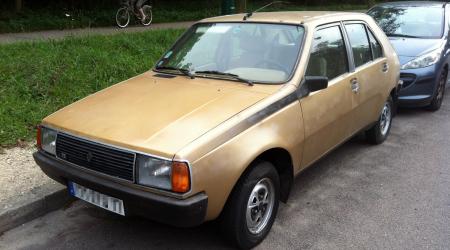 Voiture de collection « Renault 14 TS dorée »