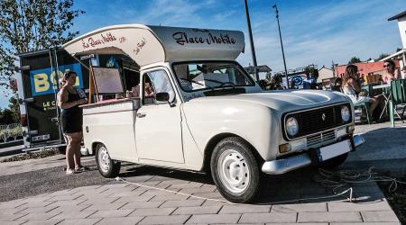 Voiture de collection « Renault 4 F6 - La Glace Mobile »