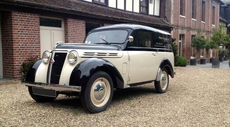 Voiture de collection « Renault Juvaquatre  »