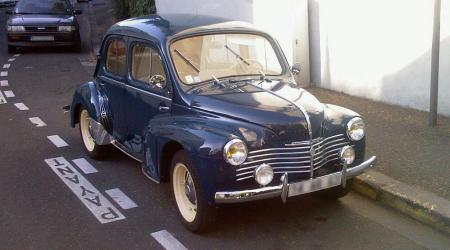 Voiture de collection « Renault 4cv »