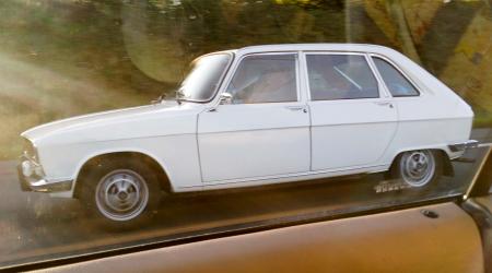 Voiture de collection « Renault 16 »