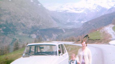 Voiture de collection « Renault 16 de famille à la montagne »