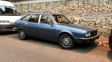 Voiture de collection « Renault 30 »