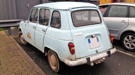 Voiture de collection « Renault 4 »