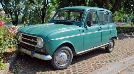 Voiture de collection « Renault 4 TL verte »