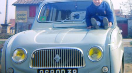 Voiture de collection « Renault 4 bleue ciel »