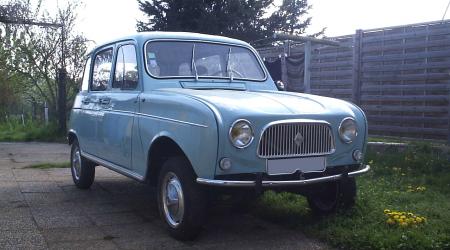 Renault 4 bleue ciel vue de 3/4 avant droit