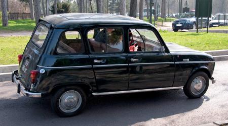 Voiture de collection « Renault 4 noire »