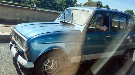 Voiture de collection « Renault 4 Clan »