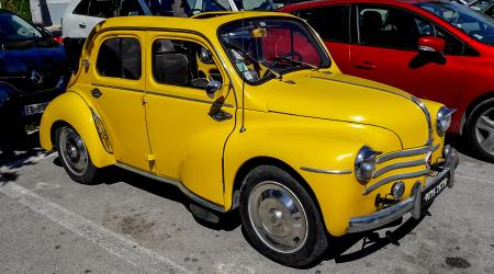 Voiture de collection « Renault 4CV découvrable »