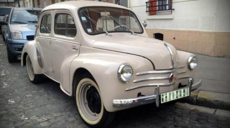 Voiture de collection « Renault 4CV beige »