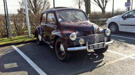 Voiture de collection « Renault 4CV Bordeaux »