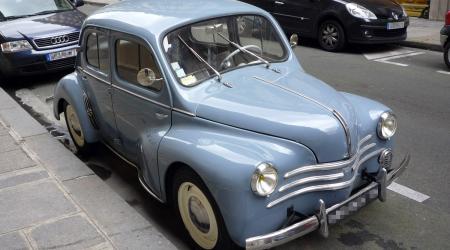 Voiture de collection « Renault 4L bleue »