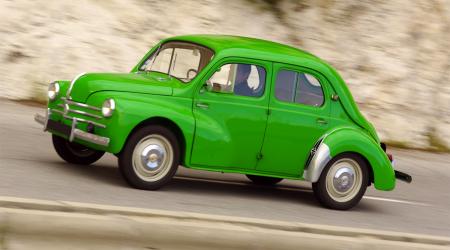 Voiture de collection « Renault 4CV à la couleur particulièrement insolite pris sur la corniche entre Nice et Monaco. »