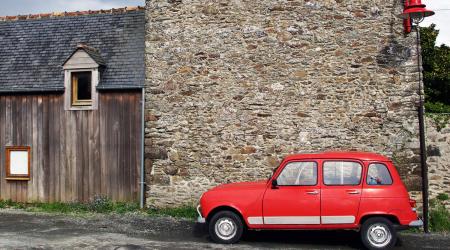 Voiture de collection « Renault 4L rouge »