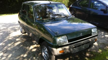 Renault 5 verte vue de 3/4 avant droit