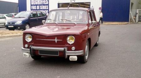 Voiture de collection « Renault 8 Bordeaux »