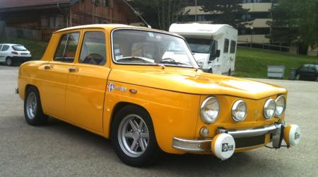 Voiture de collection « Renault 8 S jaune »