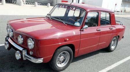 Voiture de collection « Renault 8 S Bordeaux »