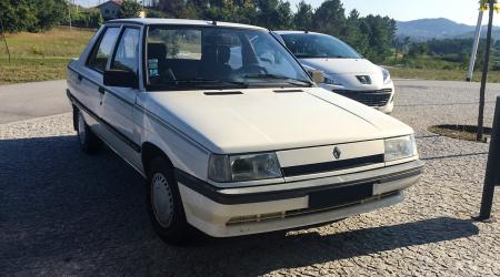 Voiture de collection « Renault 9 GTS »