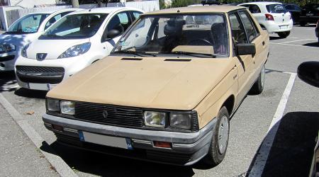 Voiture de collection « Renault 9 Broadway »