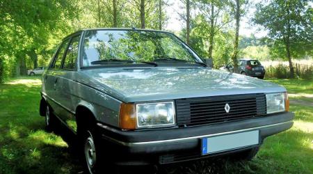 Voiture de collection « Renault 9 GTL 1983 »