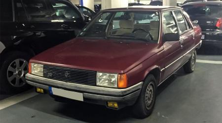 Voiture de collection « Renault 9 TSE »