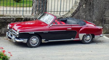 Voiture de collection « Renault Frégate cabriolet »