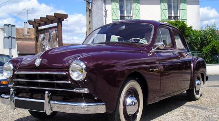 Voiture de collection « Renault Frégate Amiral de 1952 »