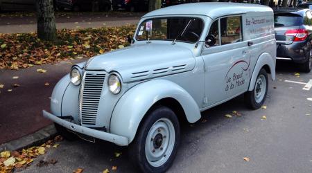 Voiture de collection « Renault Juvaquatre »