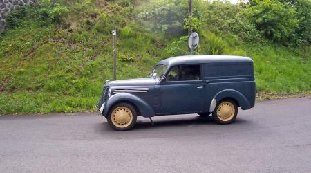 Voiture de collection « Renault juvaquatre fourgonnette 300 kg »