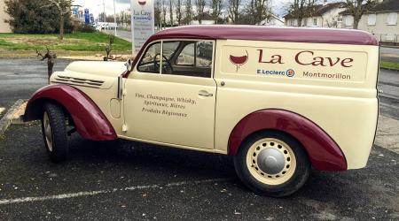 Voiture de collection « Renault Juvaquatre »