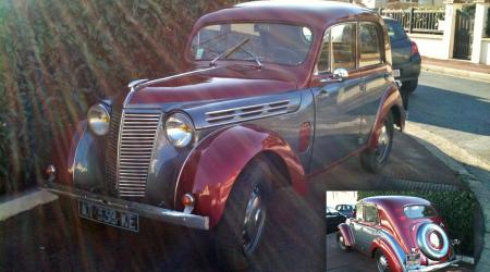 Voiture de collection « Renault Juvaquatre bi-ton »