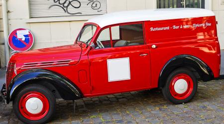 Voiture de collection « Renault Juvaquatre »