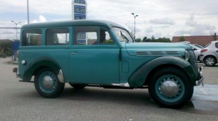 Voiture de collection « Renault Juvaquatre Dauphinoise bi-ton verte vue de côté »