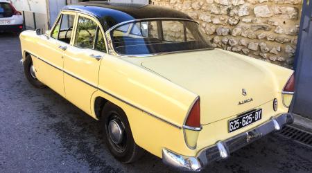 Voiture de collection « Simca Ariane »