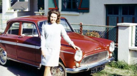 Voiture de collection « Simca Aronde bordeaux avec madame »