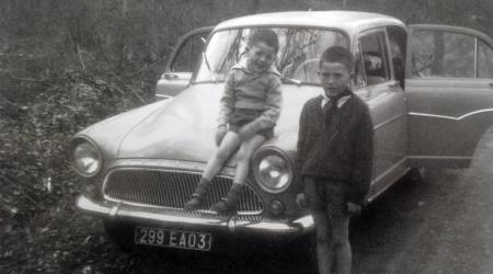 Voiture de collection « 2 petits enfants fiers devant la Simca Aronde P60 de leur grand père, VRP courageux des années 60... »